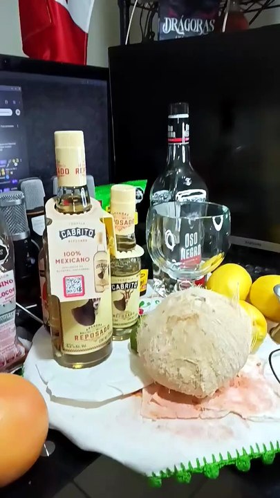 sirviendo tragos #vodka #tequila entre #botanas y #bebidas #shorts en la #oficina en #tertulia epica