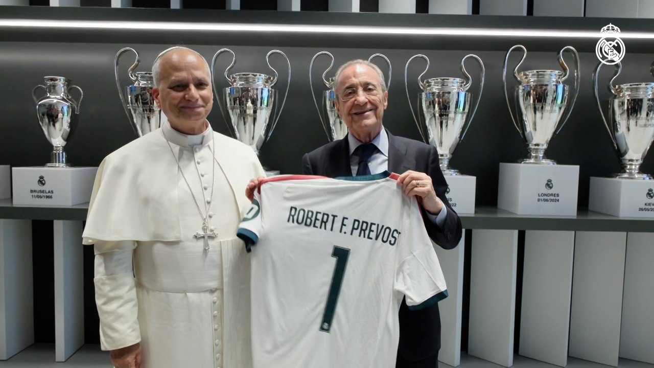 Así recibió Florentino al papa León XIV en el Bernabéu, con camiseta del Madrid incluida