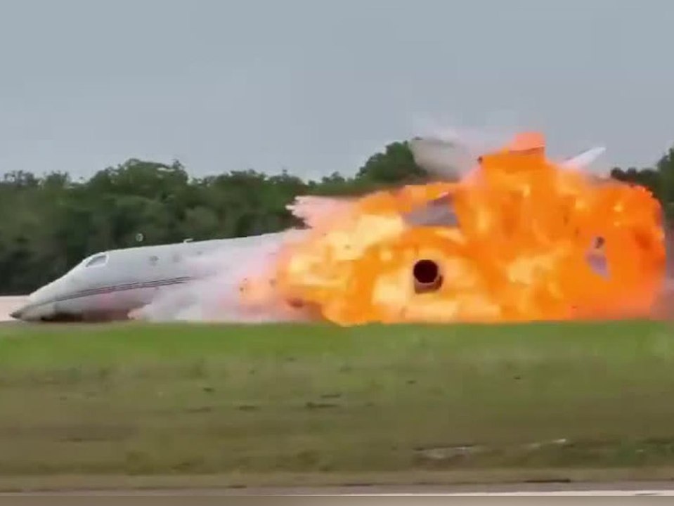Privatjet geht bei Notlandung in Flammen auf