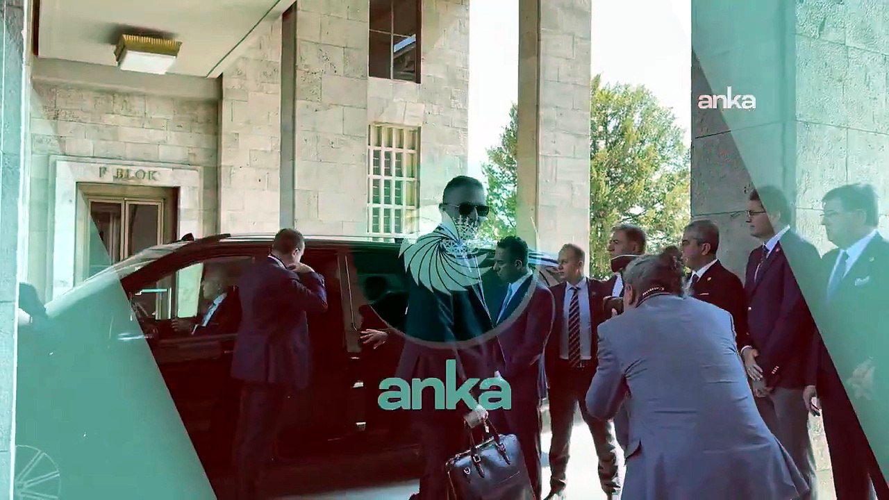 Özgür Özel grup toplantısı öncesi Meclis’e geldi.