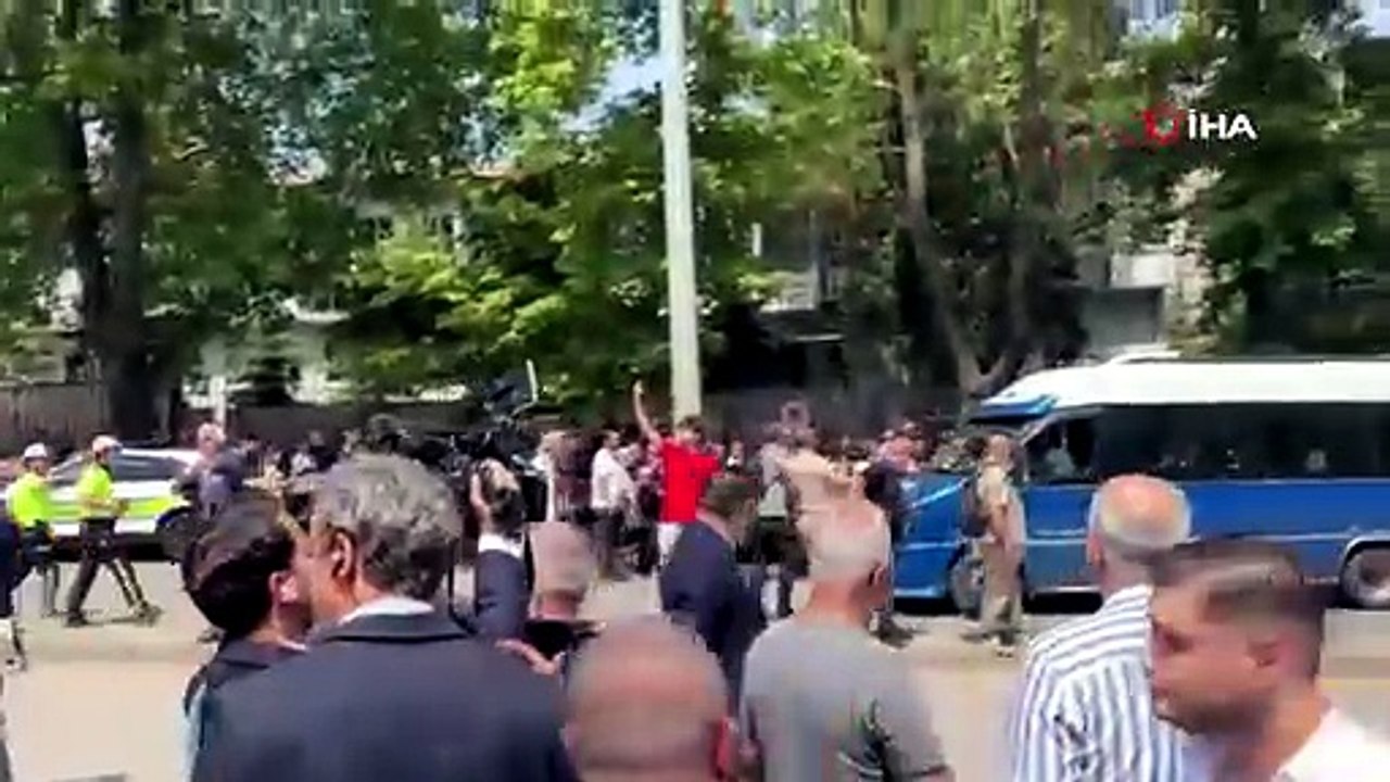 TBMM önünde Kılıçdaroğlu ve Özel destekçileri arasında gerginlik