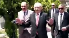 Kemal Kılıçdaroğlu, CHP Genel Merkezi'ne gitmek üzere evinden ayrılıyor