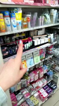 Mon achat#1au Japon je m'en fais un stock et il me dure sii longtemps !! Vraiment ils ont des collants à résistance industrielle 🔨#familymart #voyagejapon #japon #shoppingjapon