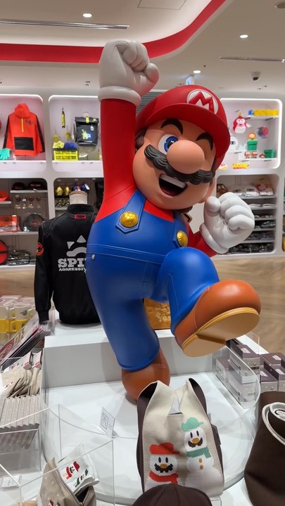 Y'a un nouveau Nintendo Store qui a ouvert à Fukuoka et je tombe dessus par hasard ? Jsuis comme un papillon de nuit avec une lumière, je me retrouve attirée instinctivement par des trucs Kirby 😂#nintendostore #nintendostorefukuoka #fukuoka