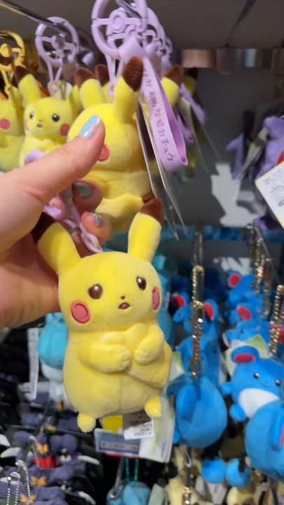 Quelle meilleure façon de finir la soirée qu'en raflant le Pokemon Center à sa fermeture 😌#PokémonCenter #pikachu #japon #voyagejapon #shibuya