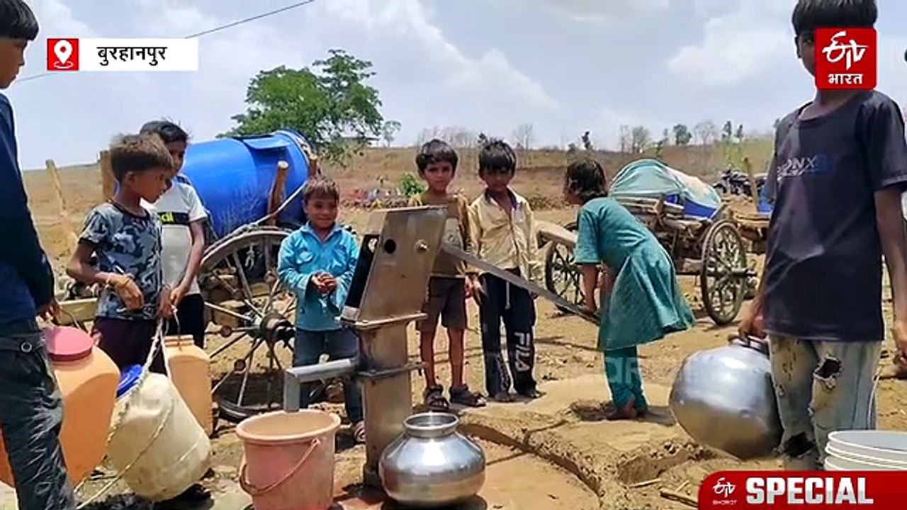 बुरहानपुर में 500 की आबादी में 1 हैंडपंप, रात में भी पानी की जद्दोजहद, बड़ी कठिन है जिंदगी