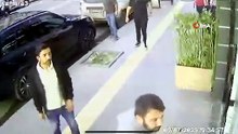 Bıçaklanıp, ezilmek istenmişti: Husumetlisinin dükkanının camlarını kırdığı anlar kamerada