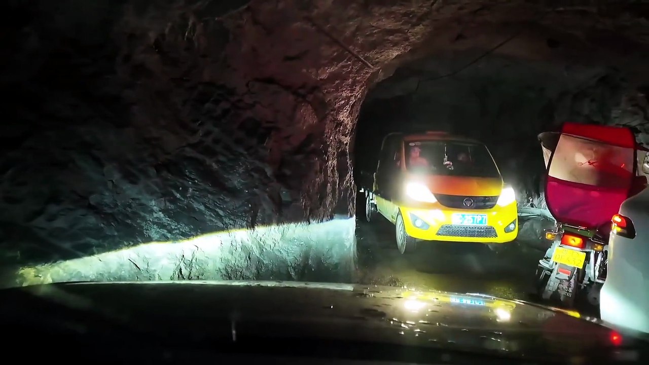 Ce tunnel étroit en Chine est impossible à traverser en voiture