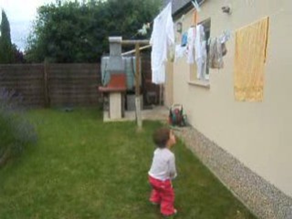 Manon étend le linge