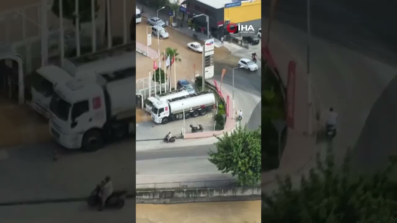 Adana'da patlayan su borusu yolları göle çevirdı!