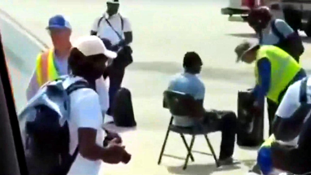 CORTO La revisión a los jugadores de Senegal en el aeropuerto de San Antonio