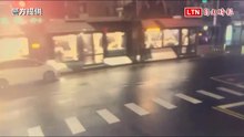 獨家》高雄輕軌深夜遭轎車擦撞 30乘客無奈枯等