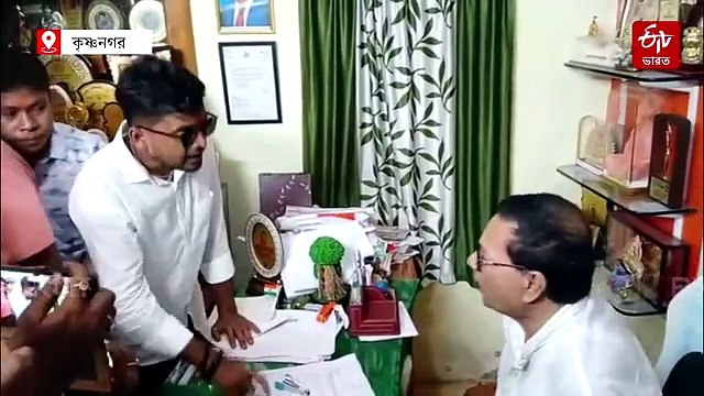 ত্রাণ পাচারের অভিযোগে উত্তপ্ত কৃষ্ণনগর ! আটক প্রাক্তন মন্ত্রী উজ্জ্বল বিশ্বাস