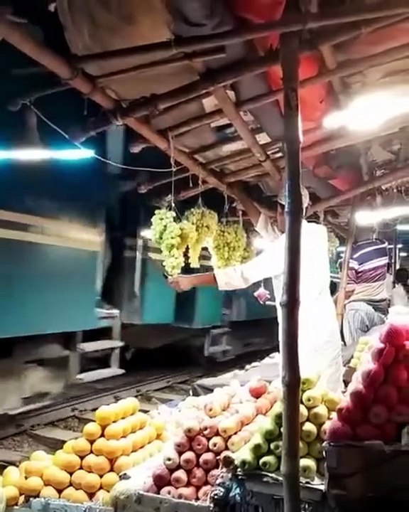 🍉🚆 Un vendeur de fruits ingénieux protège sa marchandise des passagers du train de cette manière ! 😂👏🍇