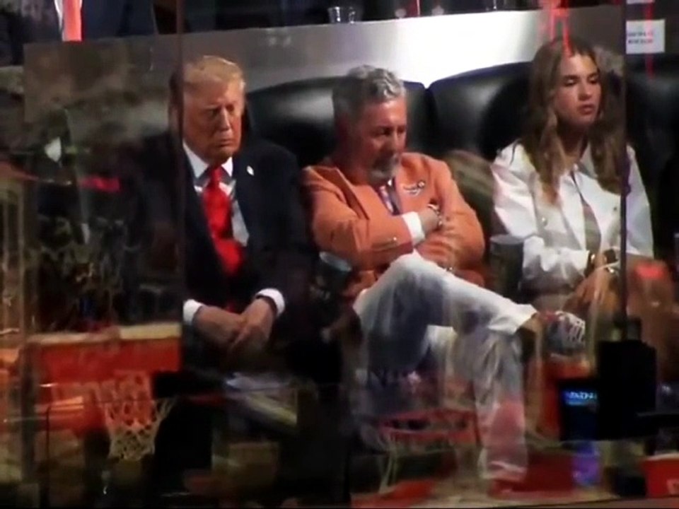 😴🇺🇸 Après s’être longtemps moqué de Joe Biden pour ses fréquents moments d’assoupissement, Donald Trump est désormais lui aussi accusé par ses détracteurs de s’endormir en public. 👀⚠️