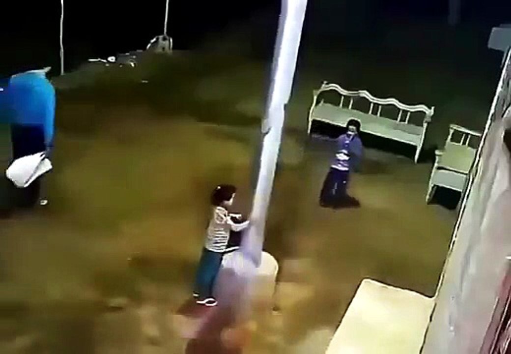 ⚡👧 Une fillette a subi une légère électrocution et s’est retrouvée incapable de lâcher le poteau qu’elle touchait. Heureusement, un passant a remarqué la situation et, grâce à sa rapidité d’esprit et son sang-froid, lui a sauvé la vie à temps. 🙏🚨