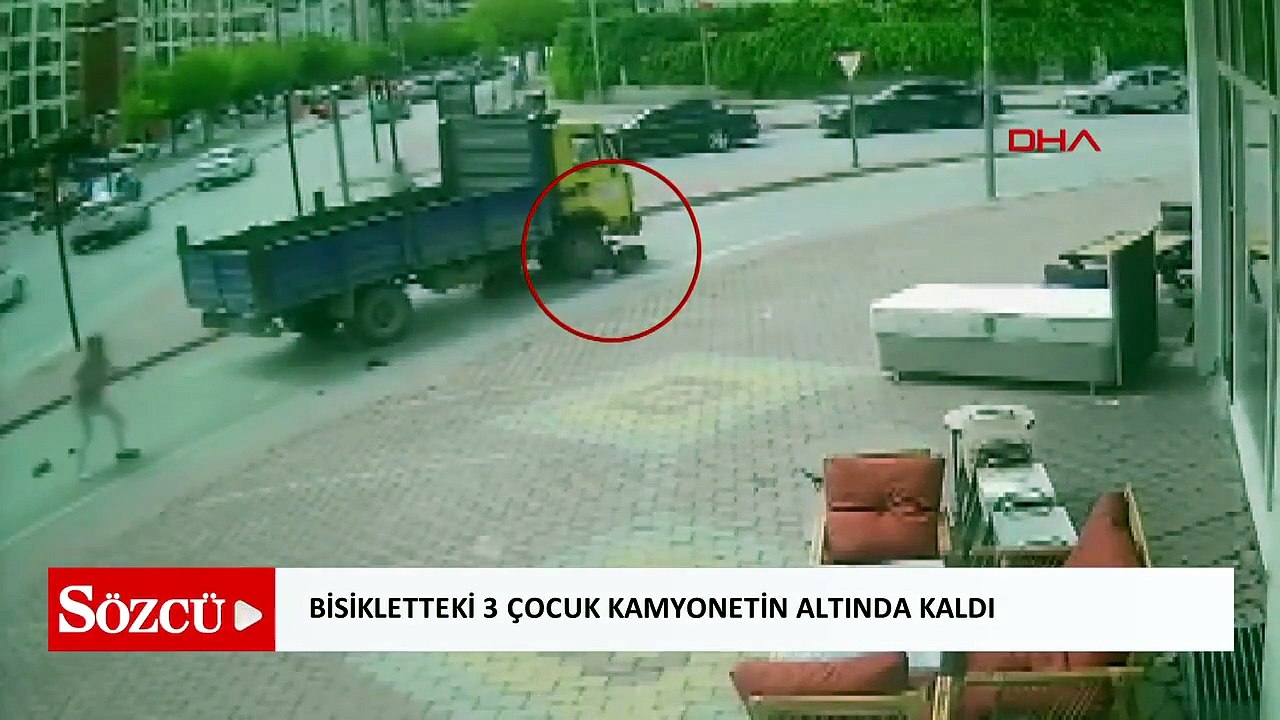 Bisikletteki 3 çocuk kamyonetin altında kaldı; o anlar kamerada