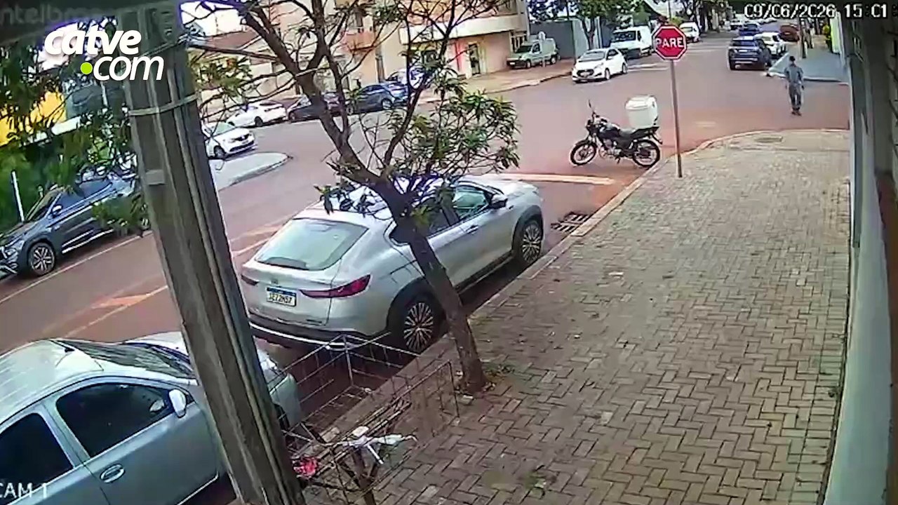 Vídeo mostra momento de forte batida entre carros no Centro de Cascavel