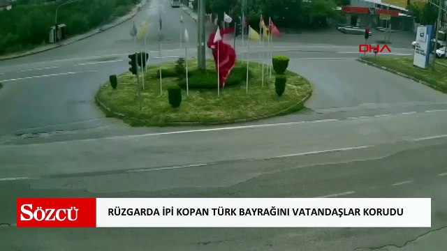 Rüzgarda ipi kopan Türk bayrağını vatandaşlar korudu