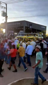Vídeo mostra Flávio Bolsonaro andando de carrinho, enquanto bolsonaristas caminham no chão na Bahia Farm Show