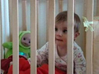 Chloé se leve toute seule