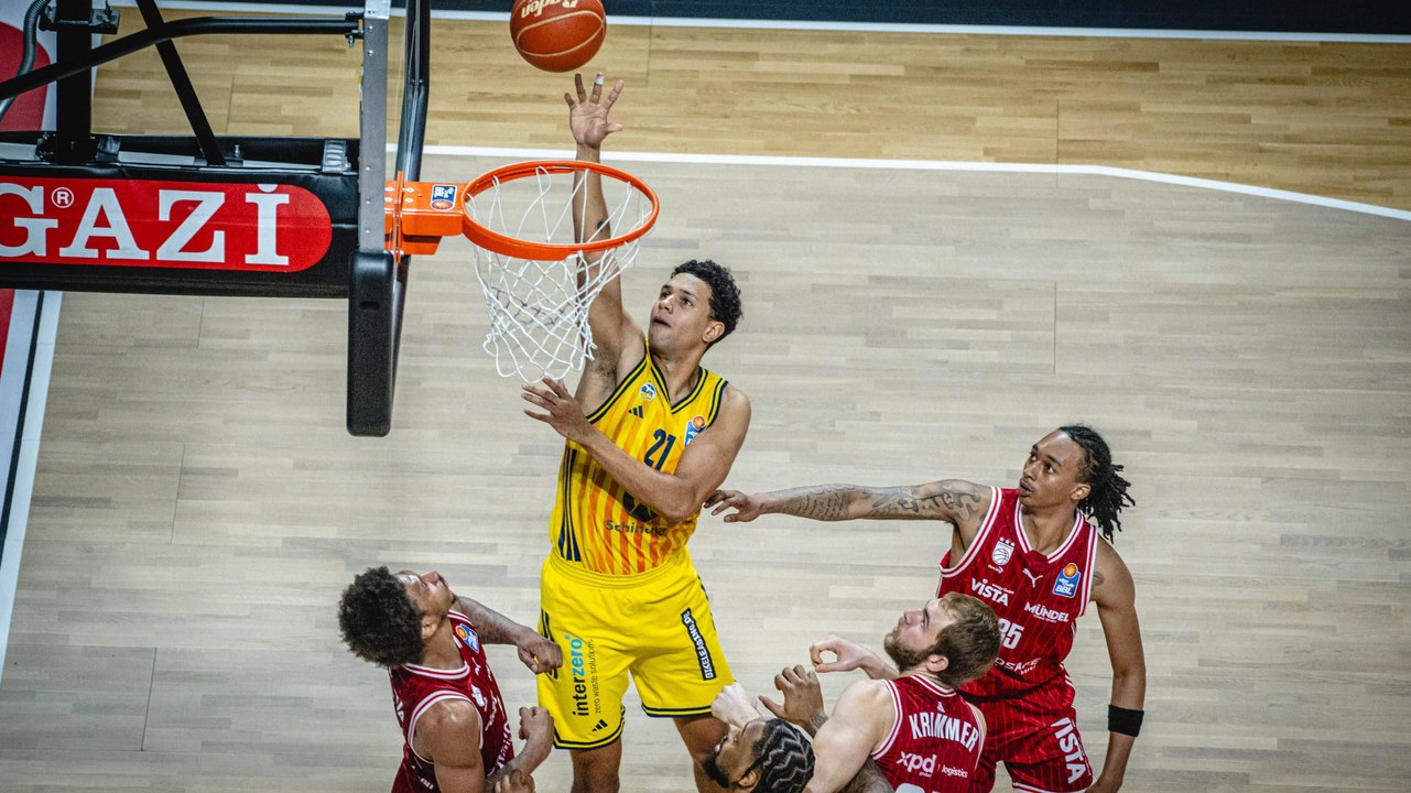Im Video: Berlin überrollt Bamberg - Rataj stopft unter dem Korb!