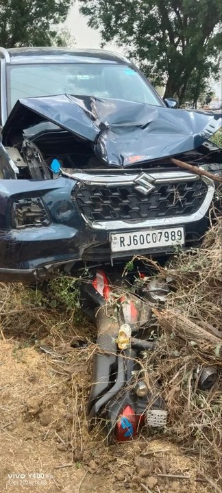कार ने दो बाईकों को मारी टक्कर