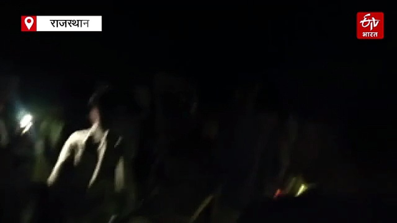 आधी रात को गांव में घुसे बदमाश, ग्रामीणों की हुंकार पर गाड़ी छोड़ भागे, लोग बोले-डकैती डालने या सोलर प्लेट्स चुराने आए थे