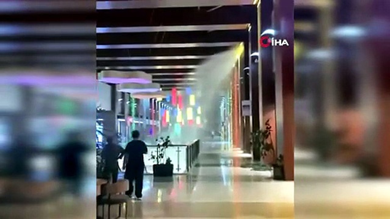 AVM'de yangın sistemi paniği! Fıskiyeler patladı, her yeri su bastı