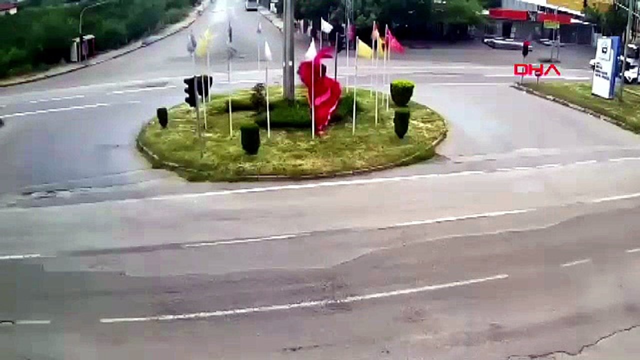 Fırtınada ipi kopup yere düşen Türk Bayrağı için seferber oldular