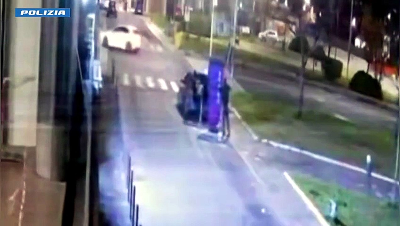 Il video dei furti dalle colonnine elettriche tra Catania e Siracusa, due arresti