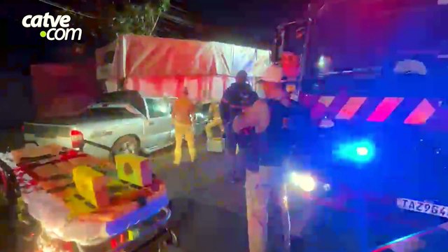 Jovem fica preso às ferragens após bater caminhonete em carreta na Xavantes