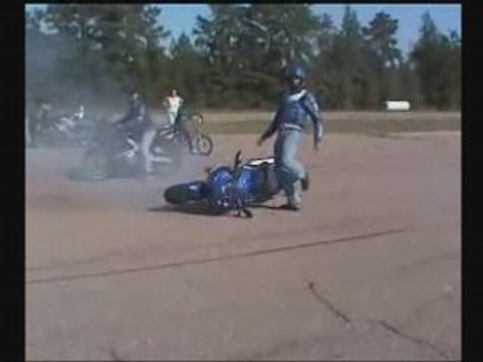 Yamaha-R6-Burnout-parterre