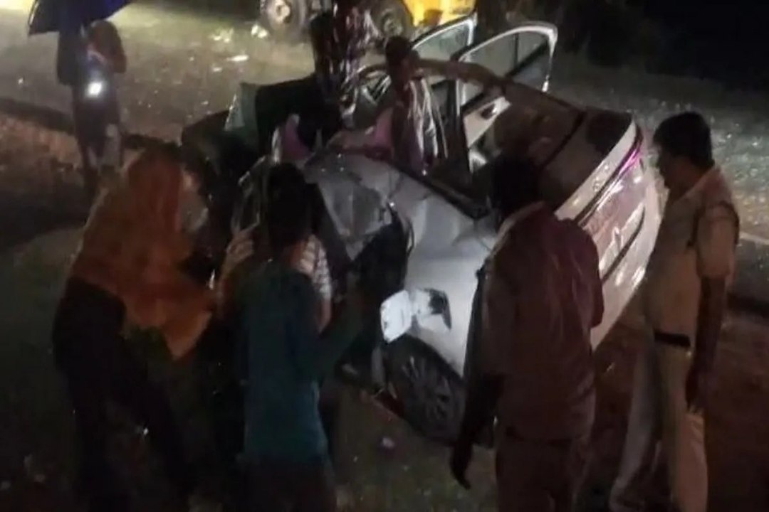 Ambikapur Car Accident Video: नेशनल हाइवे पर खड़े ट्रक से जा भिड़ी तेज रफ्तार कार, उड़े परखच्चे, 1 युवक की मौत, दूसरा गंभीर