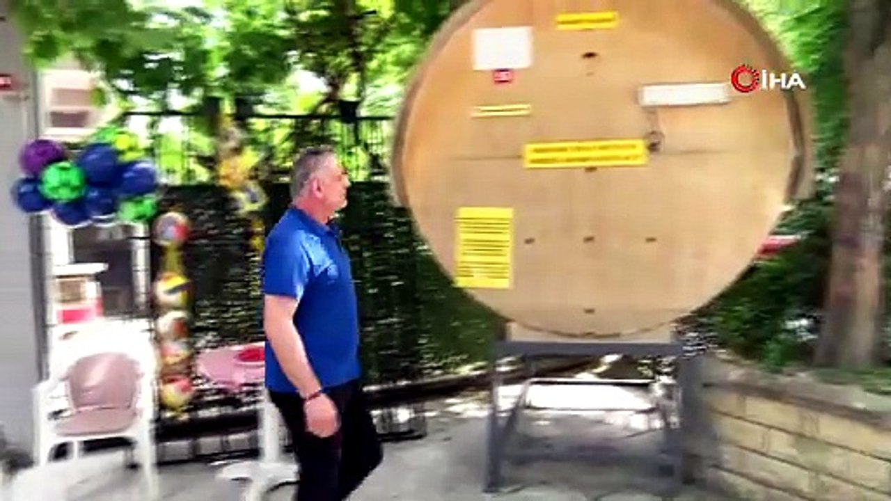 Kadıköy’de sıra dışı girişim! 'Laz Bakkal' dünyanın en büyük yuvarlak kovanını yaptı