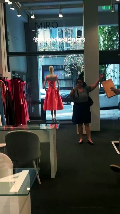 Η Δανάη Μπάρκα κάνει πρόβα νυφικού