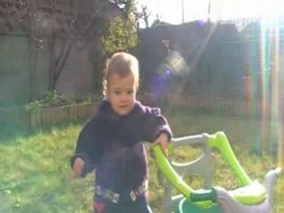 Camille s'essaye au trotteur