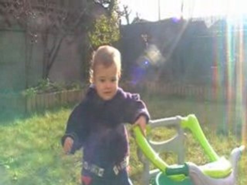 Camille s'essaye au trotteur