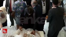 CHP Genel Merkezi'nde simit ve poğaça için birbirleriyle yarıştılar