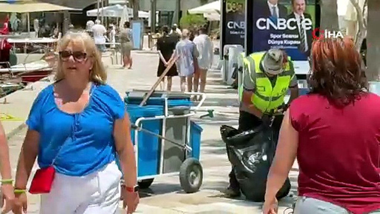 Bodrum sokaklarında süpürgesiyle dans edip yüzleri gülümsetiyor