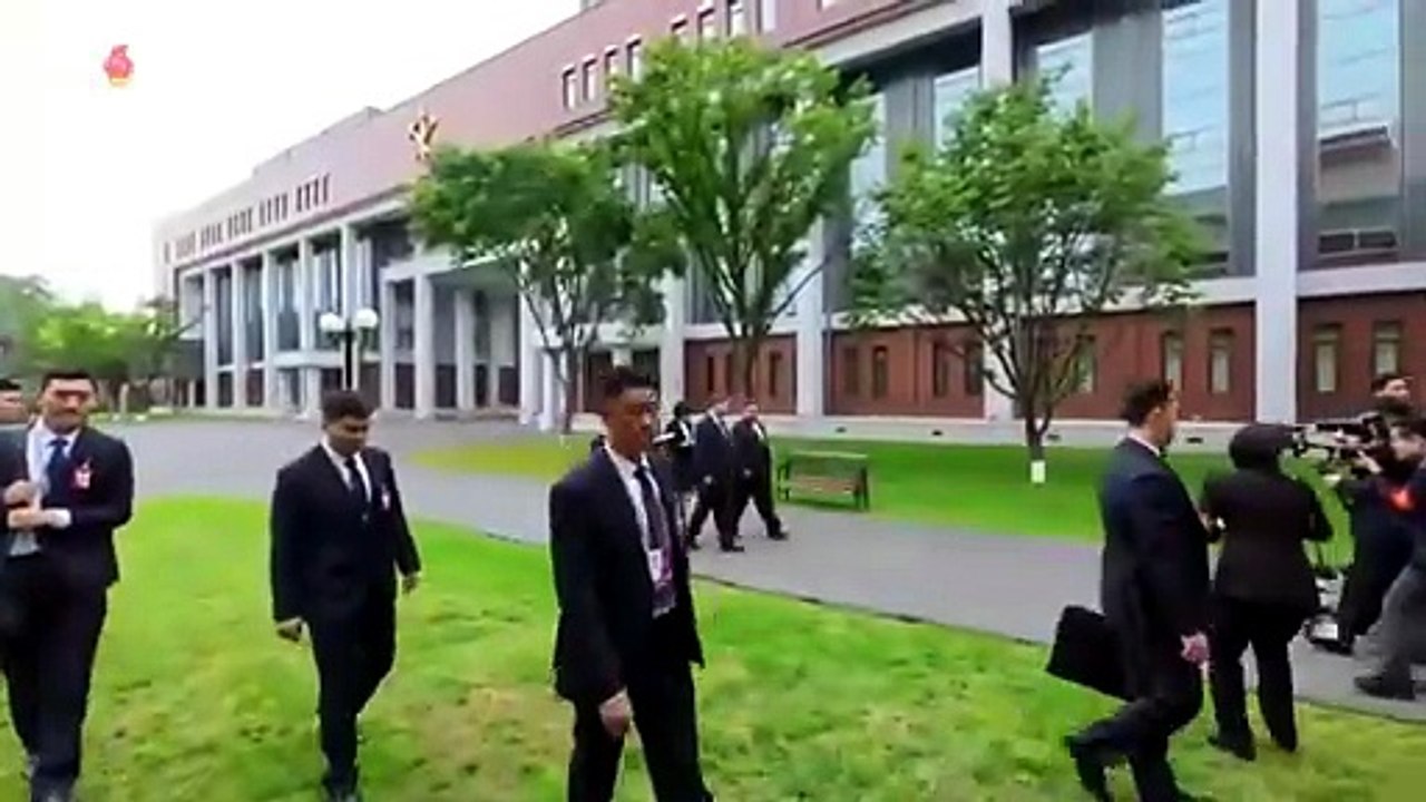 Camarada Kim Jong Un e camarada Xi Jinping visitam Escola Central de Quadros do Partido do Trabalho da Coreia e plantam árvore comemorativa