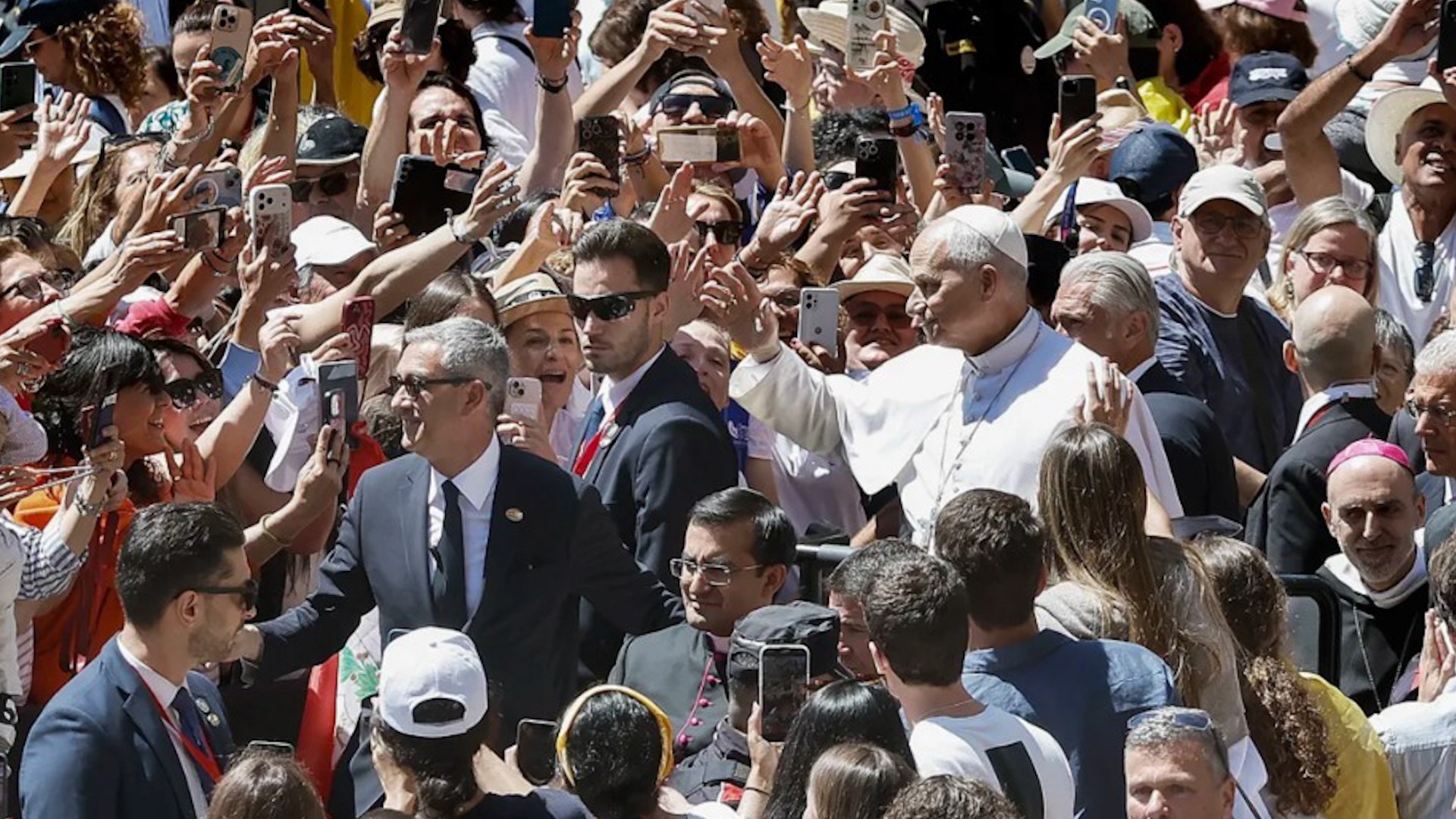 El catalán se impone en Montserrat durante la visita de León XIV, que se encomienda a la Moreneta: "Que nos enseñe a renunciar a palabras hirientes"