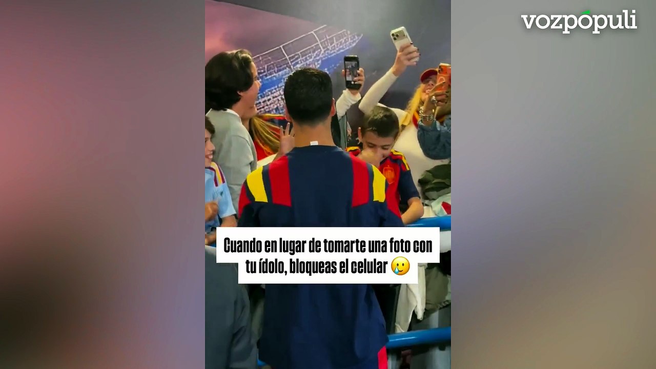Ayer tras el partido entre España y Perú, una mamá quiso tomarse una selfie con su hijo y Mikel Merino, pero apagó el teléfono por accidente.