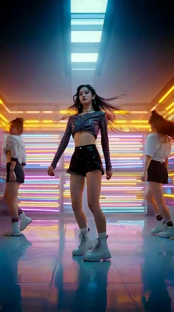 ⁣AI K-pop Day 12: 0.8s Hair Whip → 16.6s Boss Pose 🖤 Neon Tunnel