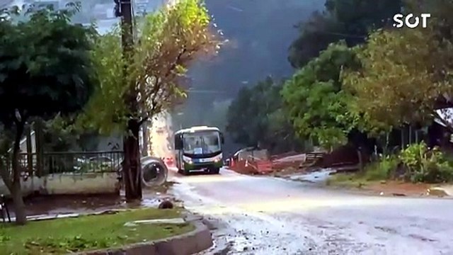 Ônibus atola em trecho em obras e bloqueia ligação entre os bairros Universitário e Cascavel Velho