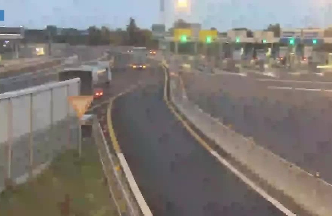 Bisarca fa inversione in autostrada: patente revocata dopo la folle manovra al casello