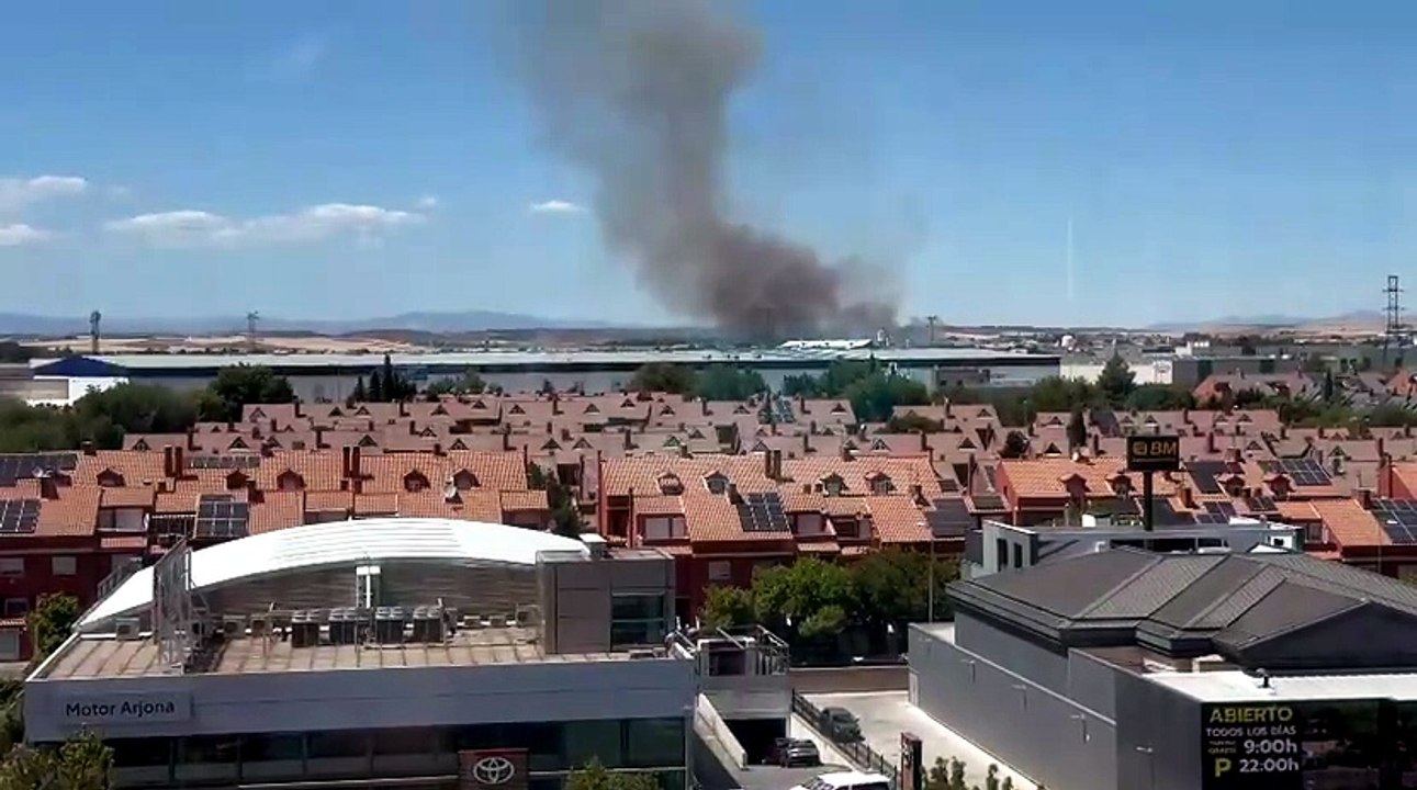 Un incendio de cereal provoca una gran columna de humo en Alcalá de Henares