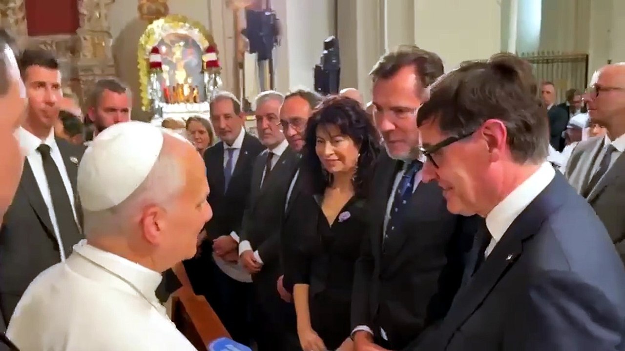 Puente regala al Papa en Barcelona la medalla de la Cofradía del Descendimiento de Valladolid