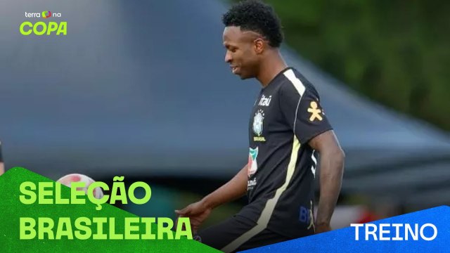 Jogadores realizam treino em campo às vésperas da estreia na Copa