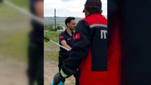 Sivas'ta bahçeye giren 2 metrelik yılan, itfaiye tarafından yakalandı